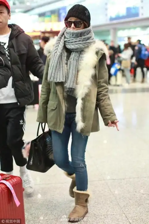 林心如机场大方挥手戒指吸睛 穿得保暖又可爱