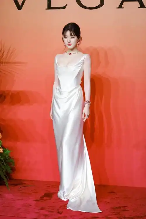 赵露思纯白吊带绸缎长裙成熟优雅又性感