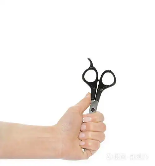 一只手用剪刀