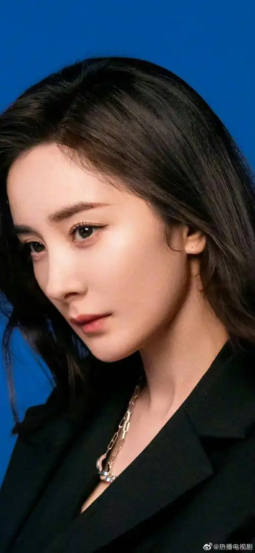 杨幂黑西服侧颜随拍