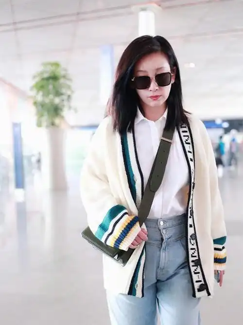 41岁秦海璐走机场,穿白衬衫配牛仔裤好清爽,加件针织开衫更保暖