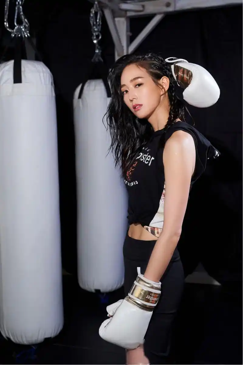 张钧甯分享了一组芭蕾照,多年的健身状态真好,形体也很好,果然坚持