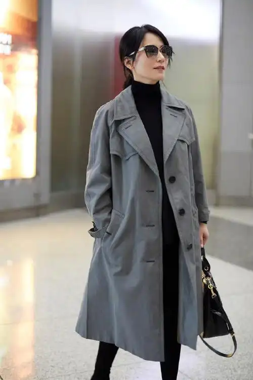 真正会穿的女人,秋天穿搭都首选风衣,看俞飞鸿就知道了