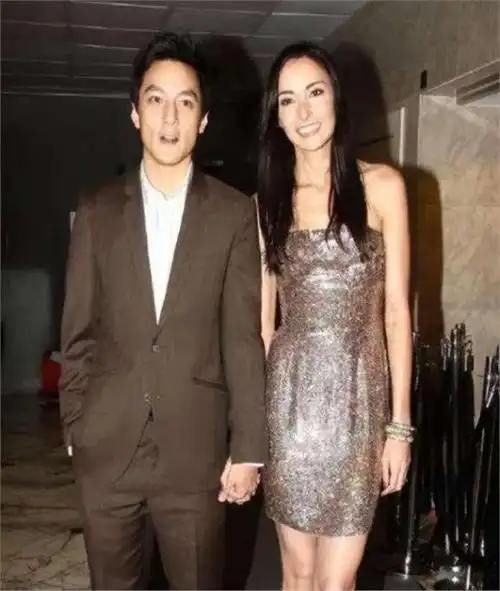 吴彦祖晒结婚照庆祝结婚十四周年,表白爱妻,去年的梗再次被提