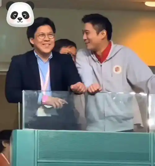 霍启刚看比赛在意形象,穿西装不做表情,霍启山运动衫逗笑哥哥