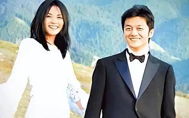 时隔23年,53岁王菲与42岁谢霆锋公开牵手亮相,网友:要结婚了?