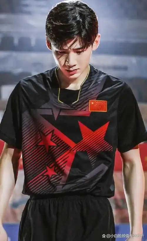 国民初恋白敬亭作为白月光系男友出道多年,凭借自己的努力参演了平凡