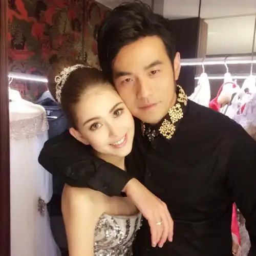 周杰伦与昆凌贴面秀恩爱紧搂爱妻婚戒抢眼