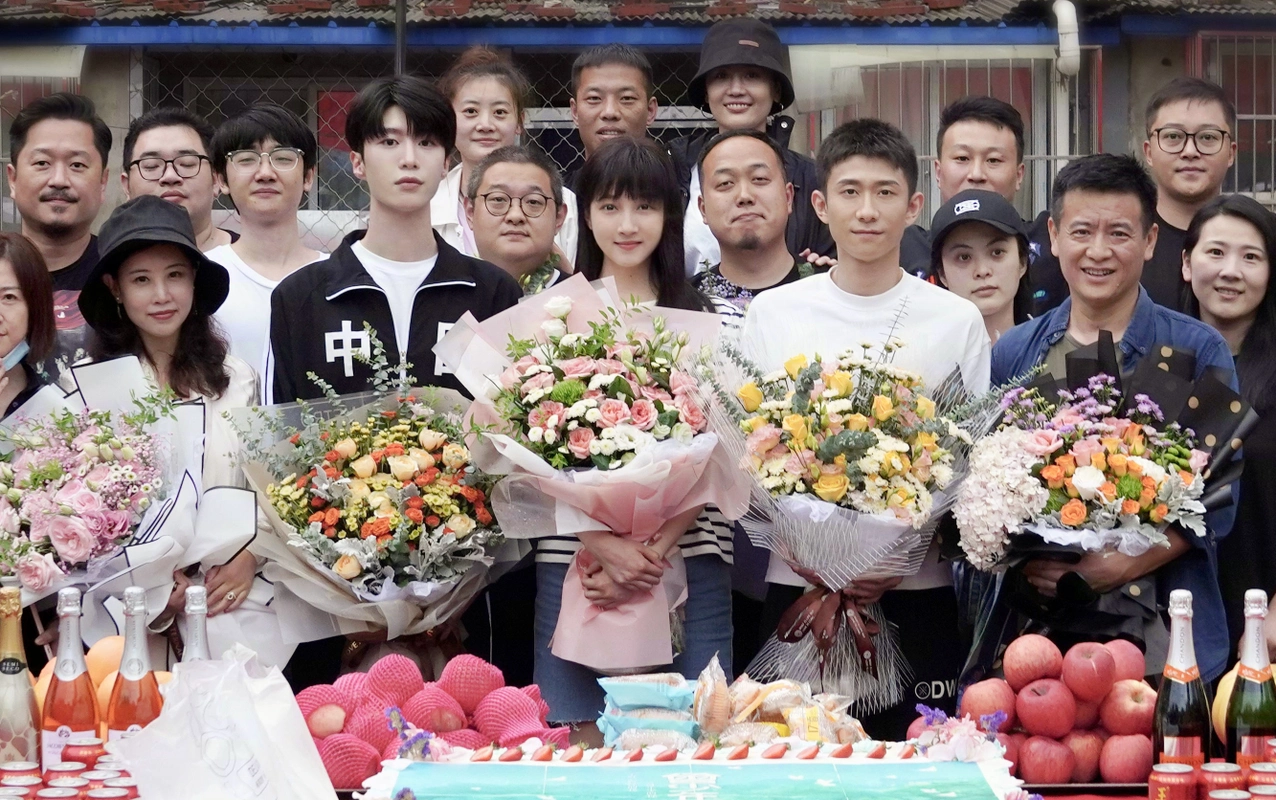 《曾少年》杀青,大合照曝光,关晓彤范丞丞同框甜到观众