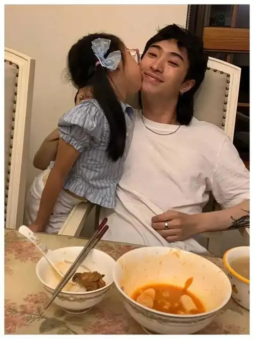 伊能静儿子哈利在美国22岁生日摆酷晒纹身照独特表情引热议