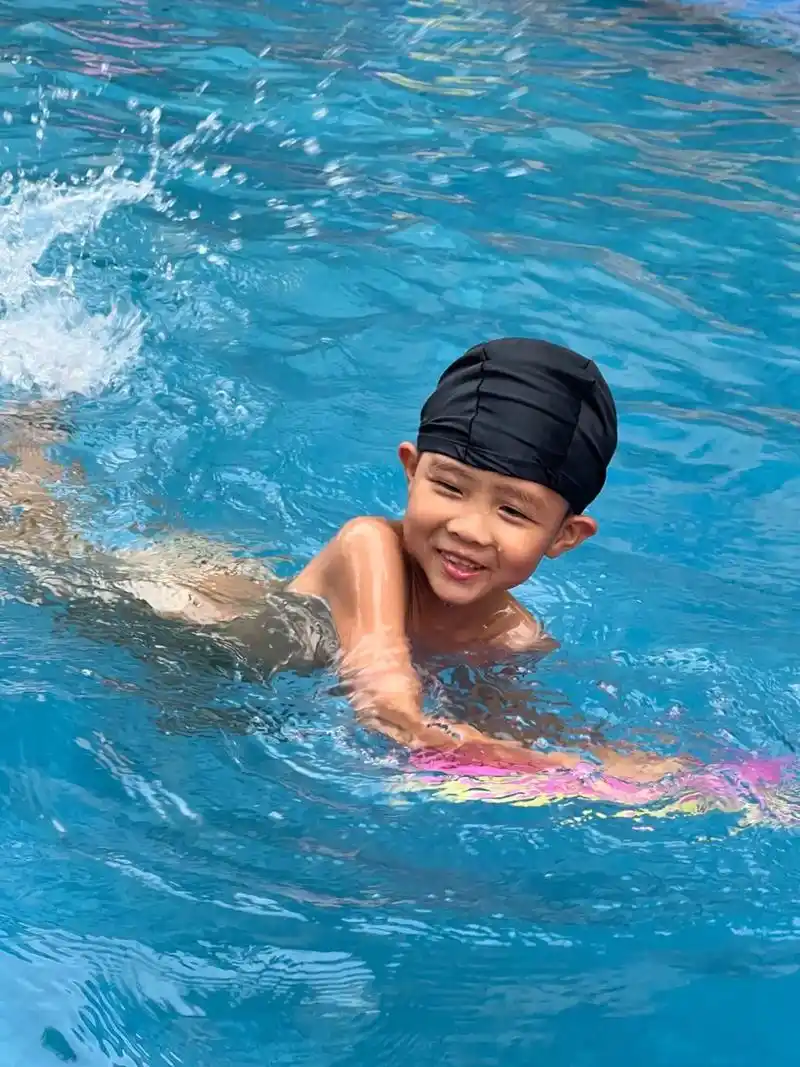 学游泳90.炎炎夏日,唯有游泳90才能降暑,躲进水里,仿佛真 - 抖音