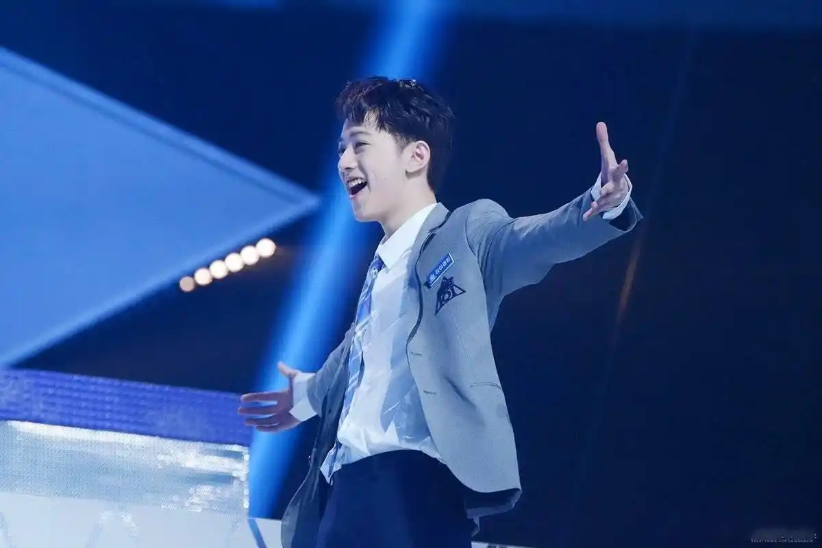 赖冠霖校服照,当初就是穿着校服出道的啊!