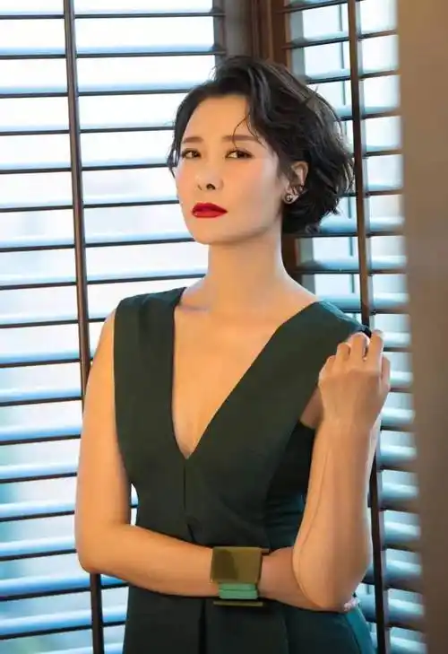 回顾演员柯蓝23岁年薪百万50岁依然单身有黄志忠陪伴不孤独