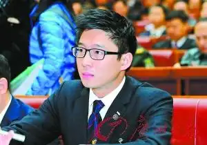 弘扬"以球会友"正能量(图)霍启山在省政协十一届四次会议现场.