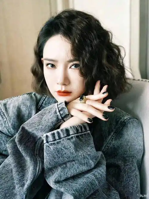 短发尴尬期,试试女明星上头的小姨卷!_卷发_造型_处理