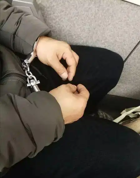 人家不来  他们还不愉快   拿手铐铐起