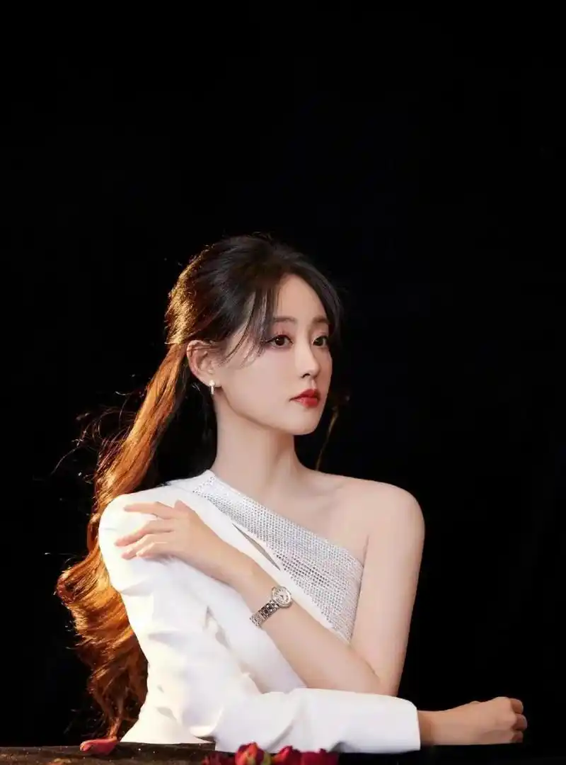 祝绪丹穿斜肩白裙露香肩秀美腿,清纯唯美魅惑撩人