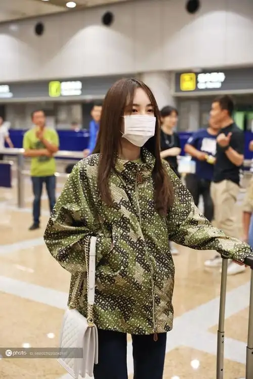 赵嘉敏一身军装绿现身机场清纯学妹变总攻御姐范儿