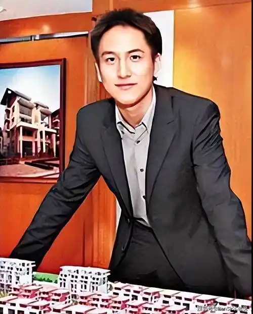 最令人意外的是,汤珈铖在父亲葬礼上手持灵位的这张照片,意外出圈.