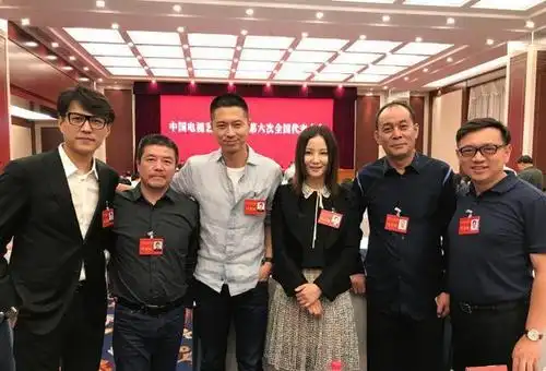 陶红晒与靳东,张光北等合影, 几代校友同框超开心