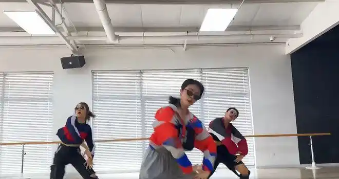 黄磊妻子孙莉跳舞姿势太飒迈入中年她活出了女人最潇洒的模样