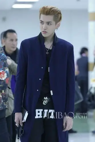 exo组合成员吴亦凡4月5日韩国金浦机场街拍 (飞北京)