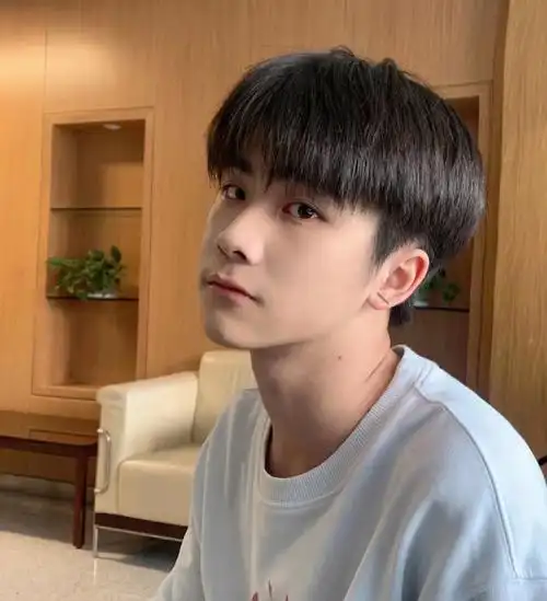 男生碎盖发型一整个年轻了