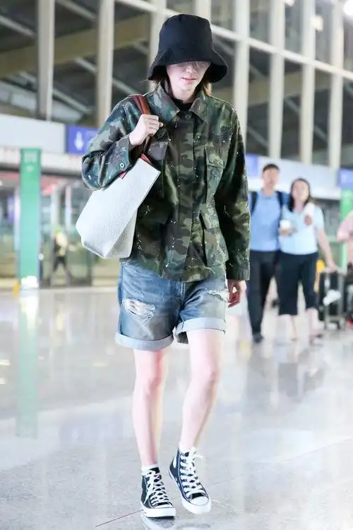 宋佳穿迷彩服混搭做旧牛仔裤现身机场,网友:妹子赶着去工地呢?