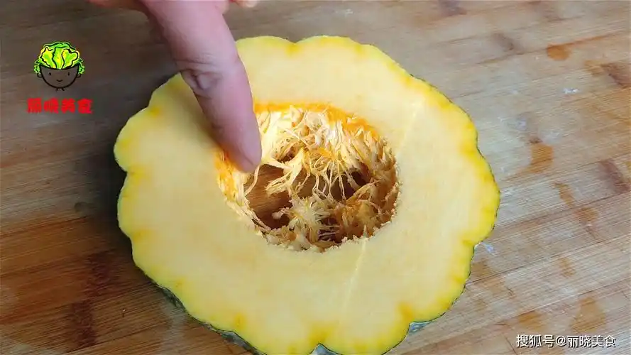南瓜切开难保存,奶奶教我个土方法,放一个月不会坏,太涨知识了_手机