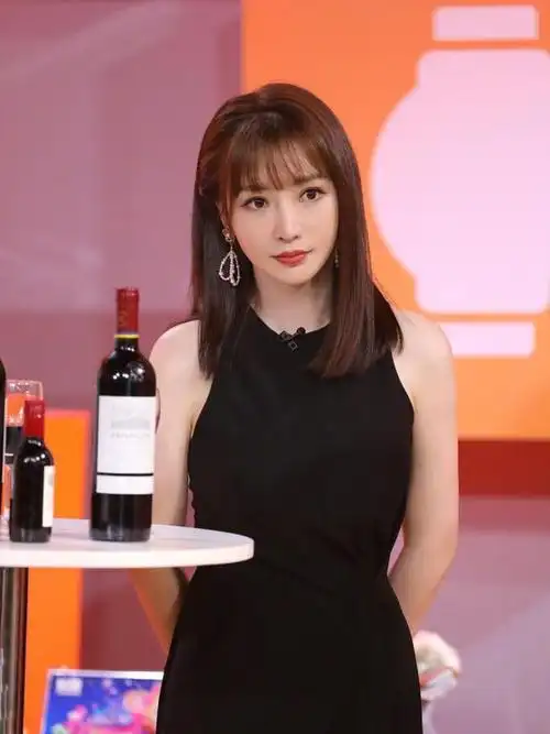 柳岩终于换发型,波波头短发配空气刘海美成少女,看着像18岁