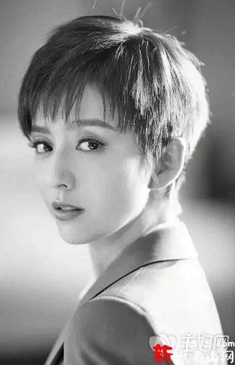 佟丽娅最新短发上线越剪越短攻气十足