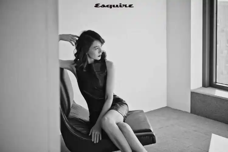 原创42岁高圆圆镜头感强红唇撩发眼神迷离网友浑身上下没有缺点