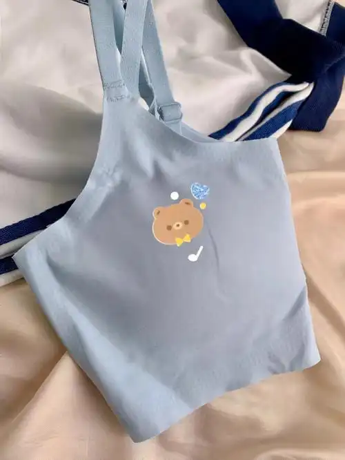 同学们,你们好,我想请问你们是高中也还穿小背心吗?