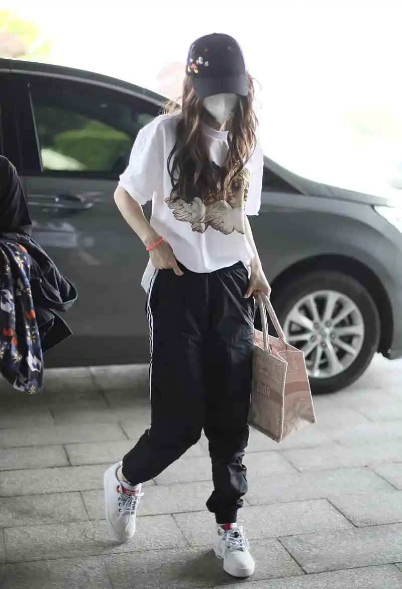 angelababy街拍:印花白t恤adidas运动裤 印花diorbooktote粉嫩清新
