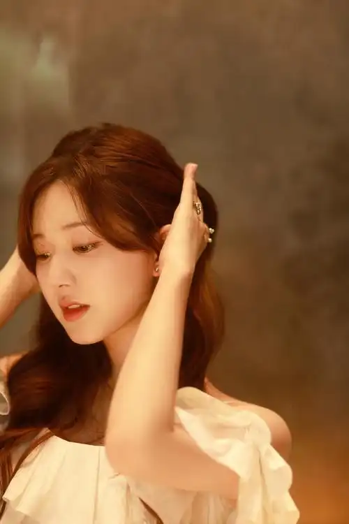 温柔甜美,暖黄灯光烘托唯美浪漫氛围,好漂酿~78@赵露思的微博#赵露