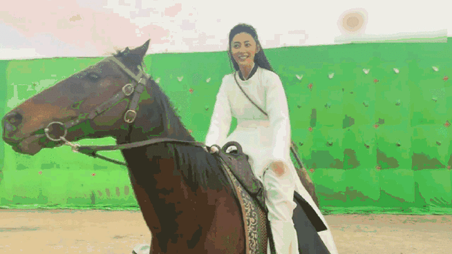 张天爱分享片场骑马花絮##张天爱骑马好飒