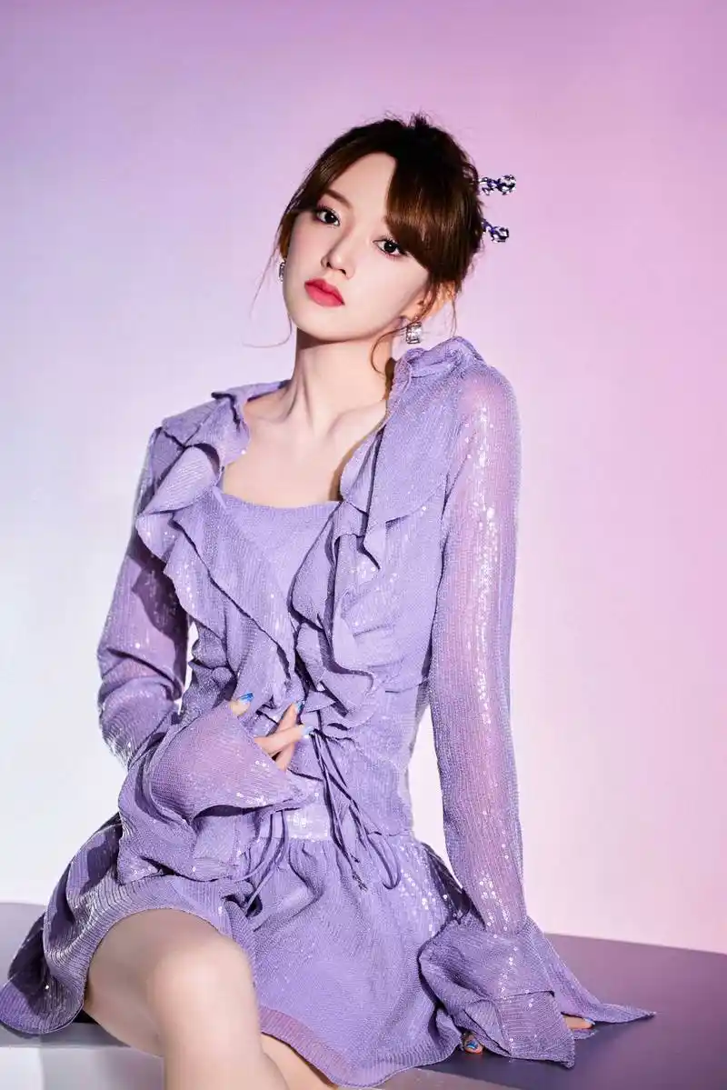 程潇紫色连衣裙大长腿高跟鞋写真_高度_身材_皮肤