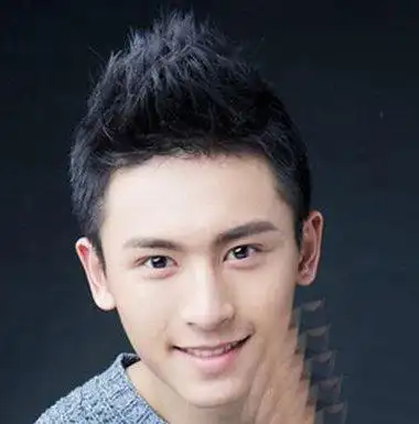 男生圆脸短发发型图片两边短