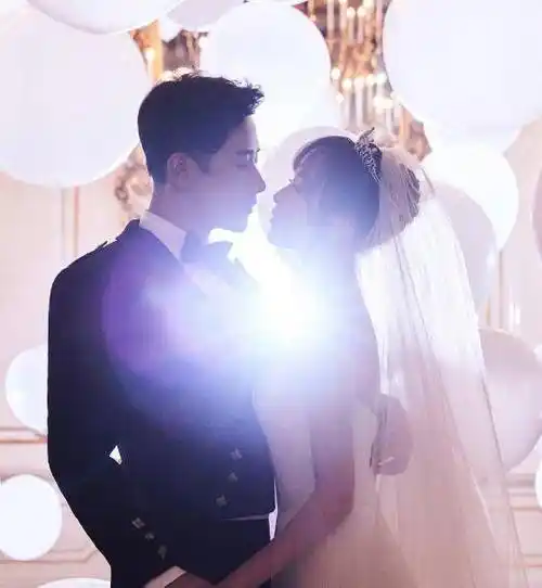 2018年11月28日,唐嫣与罗晋正式公开婚讯,二人发文官宣,"新郎是我""