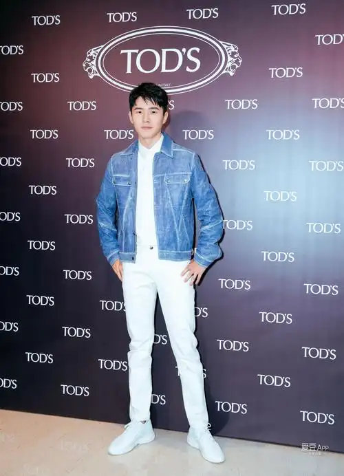 [消息]刘昊然牛仔衣青春亮相 阳光活力尽显春日气息__凤凰网