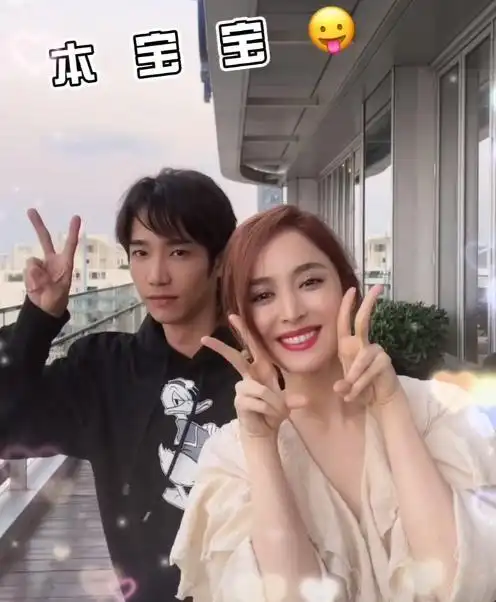 古力娜扎和刘以豪撒糖,镜头前两人搂搂抱抱,cp感快要溢出屏幕