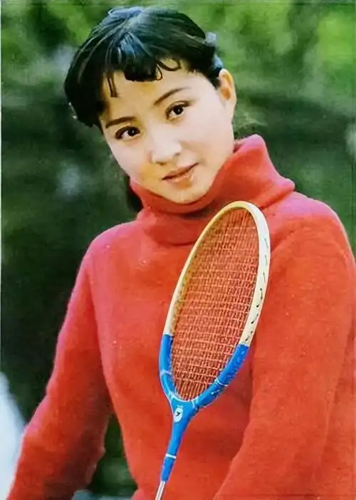 年龄渐长,转瞬高英到了上中学的年龄,因为从小就对文艺演出感乐趣因而