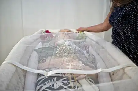 埋葬自己老妇人死在棺材里照片