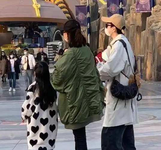 戚薇和李承铉一家三口被偶遇,穿奇装异服,女儿的背影很美_衣服_外套