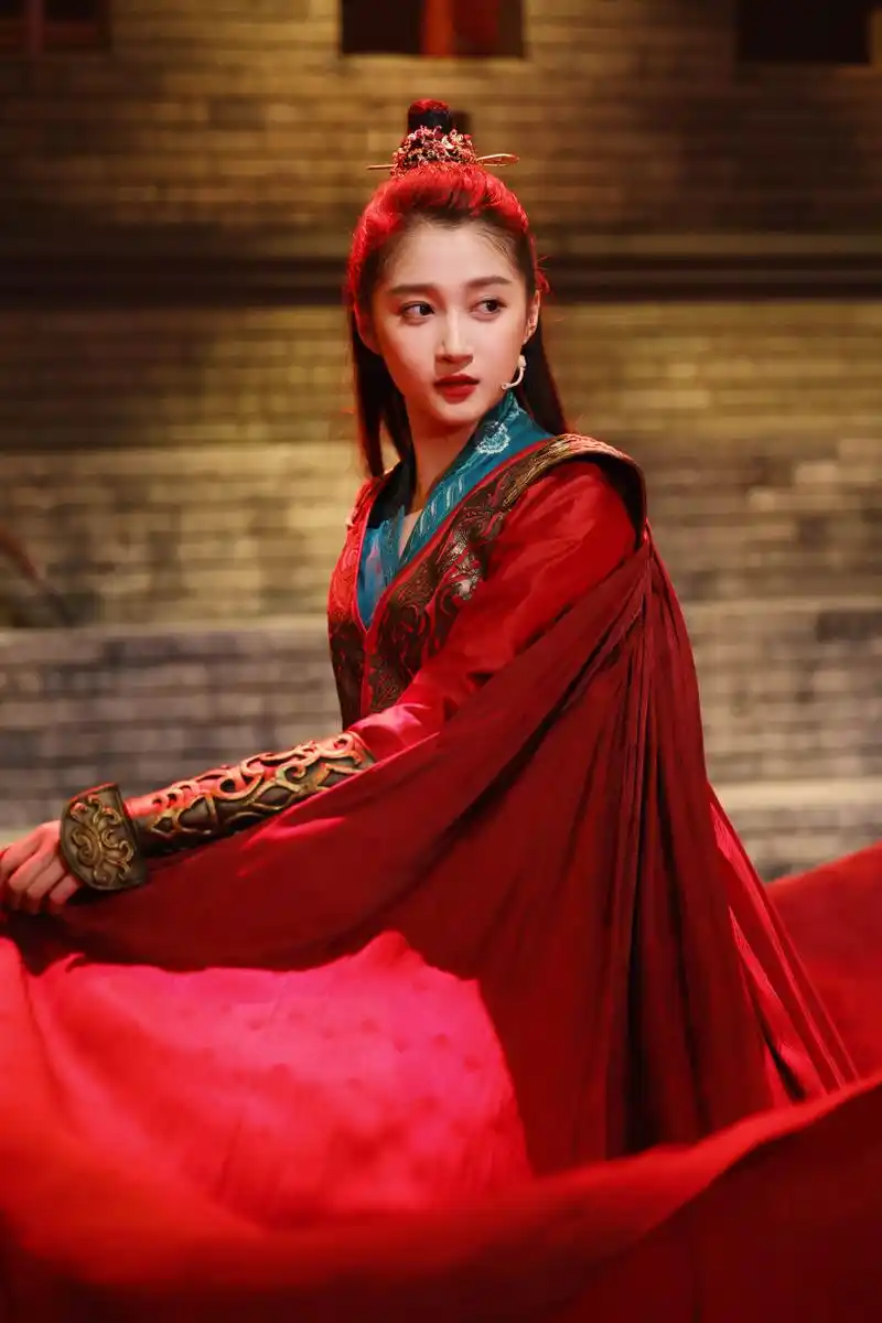 关晓彤《王牌对王牌》再现班婳造型 红衣当舞巾帼立,英姿不让须眉行.