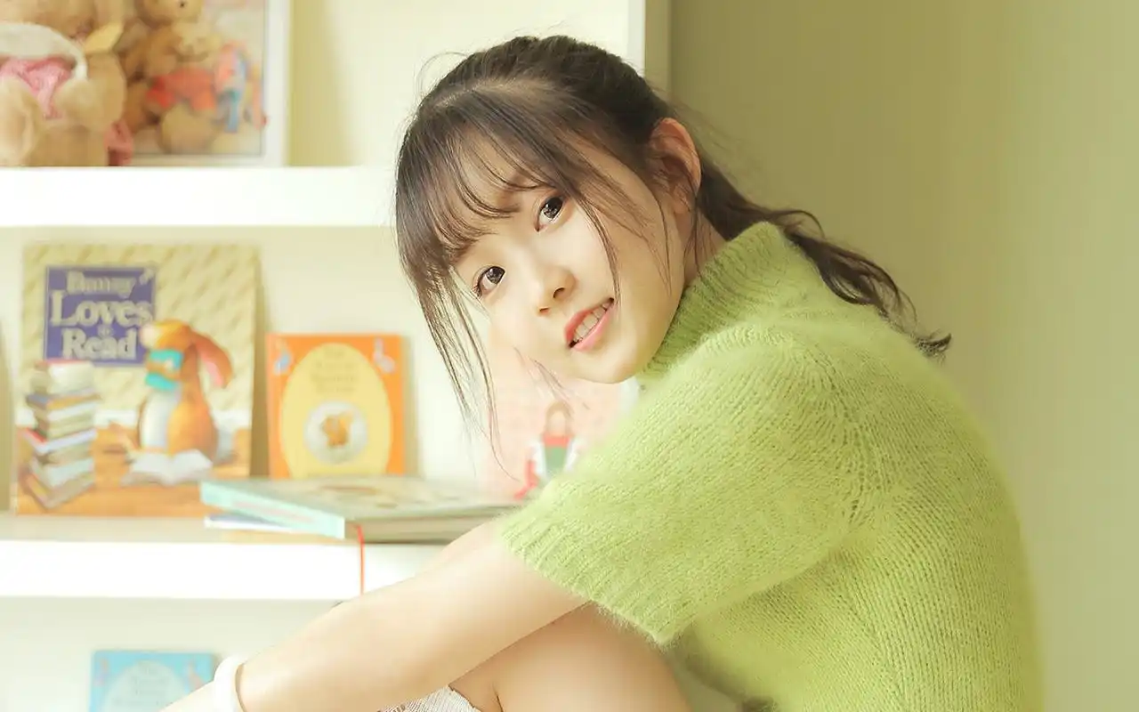 元气少女绿色毛衣甜美高清桌面壁纸