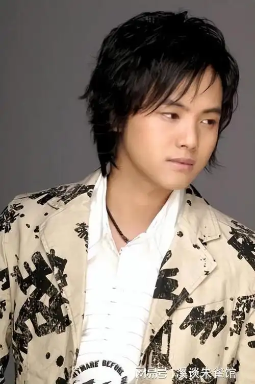 郑源是内娱歌手,年少成名,29岁成为一名音乐教授