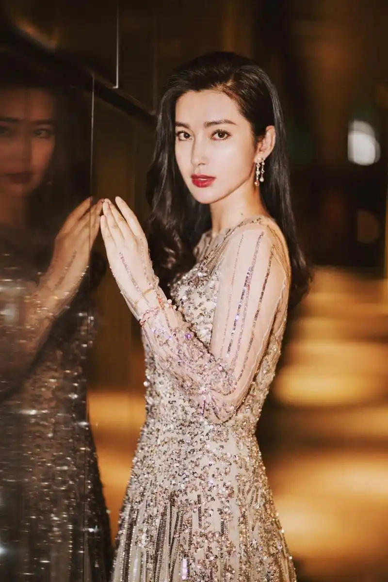 组图:李冰冰着亮片长裙雍容华贵 轻咬下唇妩媚动人