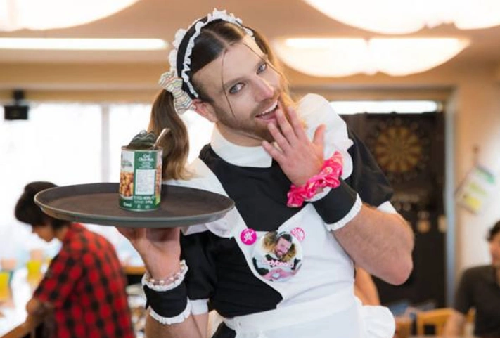 你见过腿毛茂密的大汉穿着女仆装小皮鞋么?胡须女就能做到!