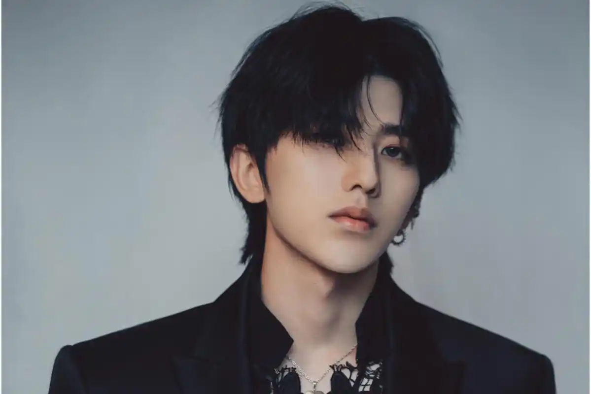 蔡徐坤晒黑白侧颜照,黑西装配金发高雅帅气,撑伞慢行氛围感拉满